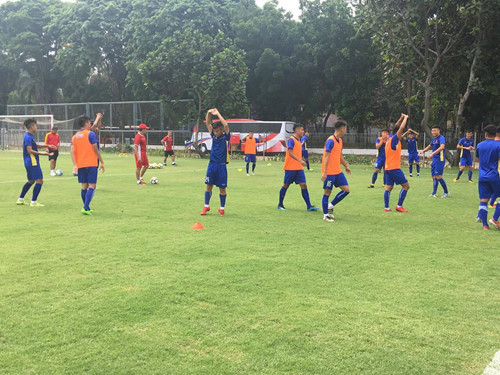 Các cầu thủ trẻ U.19 Việt Nam vượt qua những khó khăn ban đầu về sân tập để chuẩn bị cho trận mở màn giải U.19 châu Á gặp Jordan