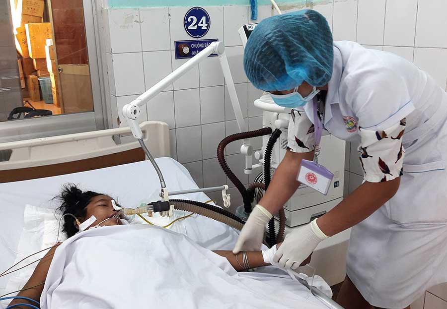  Chị Đinh Thị Sao đang được điều trị tại Bệnh viện Đa khoa tỉnh. Ảnh: Đ.Y