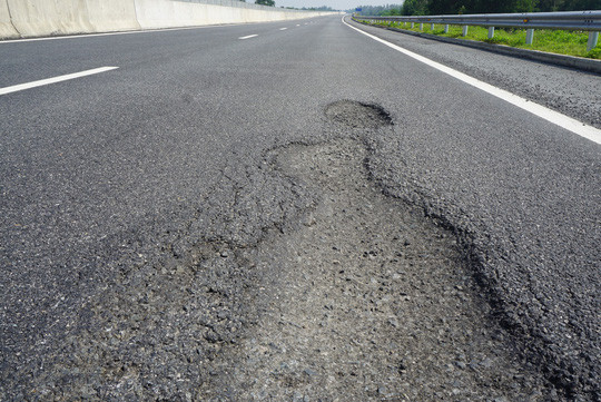 Đại diện chủ đầu tư cho rằng nguyên nhân do xe tải nặng và đọng nước