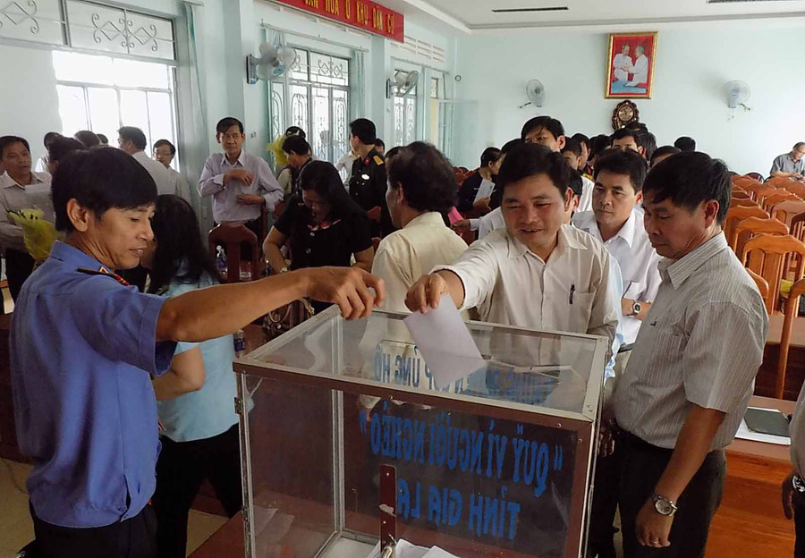 Các cơ quan đơn vị tham gia ủng hộ Quỹ vì người nghèo. Ảnh: Thanh Nhật