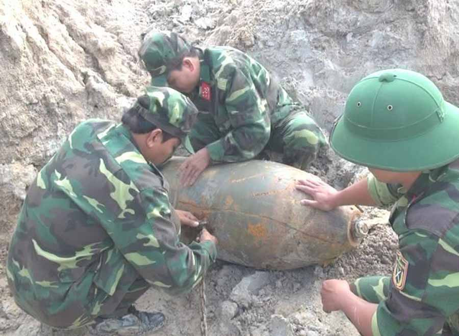 Công binh Bộ CHQS tỉnh Kon Tum xử lý thành công quả bom nặng 125 pound. Ảnh: Trung Kiên