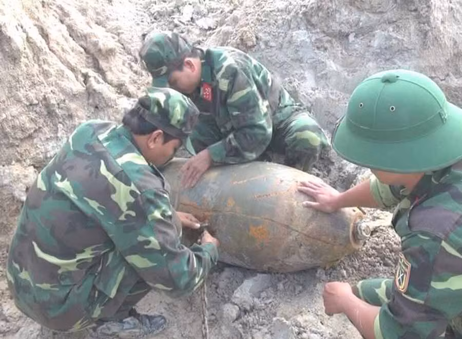 Công binh Bộ CHQS tỉnh Kon Tum xử lý thành công quả bom nặng 125 pound. Ảnh: Trung Kiên