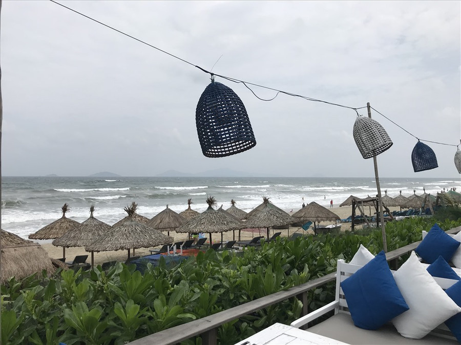 Shore Club với hai màu xanh trắng chủ đạo nằm sát bờ biển với style chuẩn mực, nhìn chẳng khác gì ở Bali hay Phuket, những “thiên đường du lịch” của thế giới. Ảnh: H.V.M