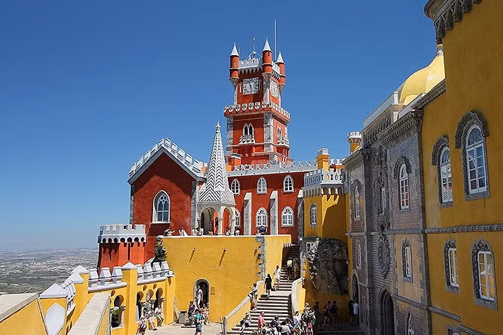  Sintra, Bồ Đào Nha. Thành phố với những lâu đài đầy màu sắc khiến người ta liên tưởng đến câu chuyện cổ tích.