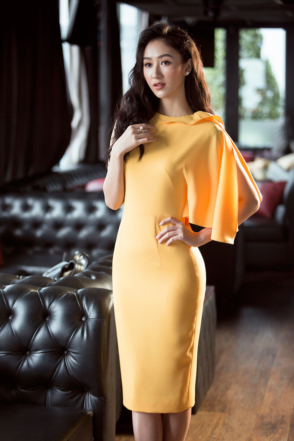 Vẻ sang trọng toát lên qua kỹ thuật cắt, tạo form cũng như từng đường kim mũi chỉ sắc sảo.