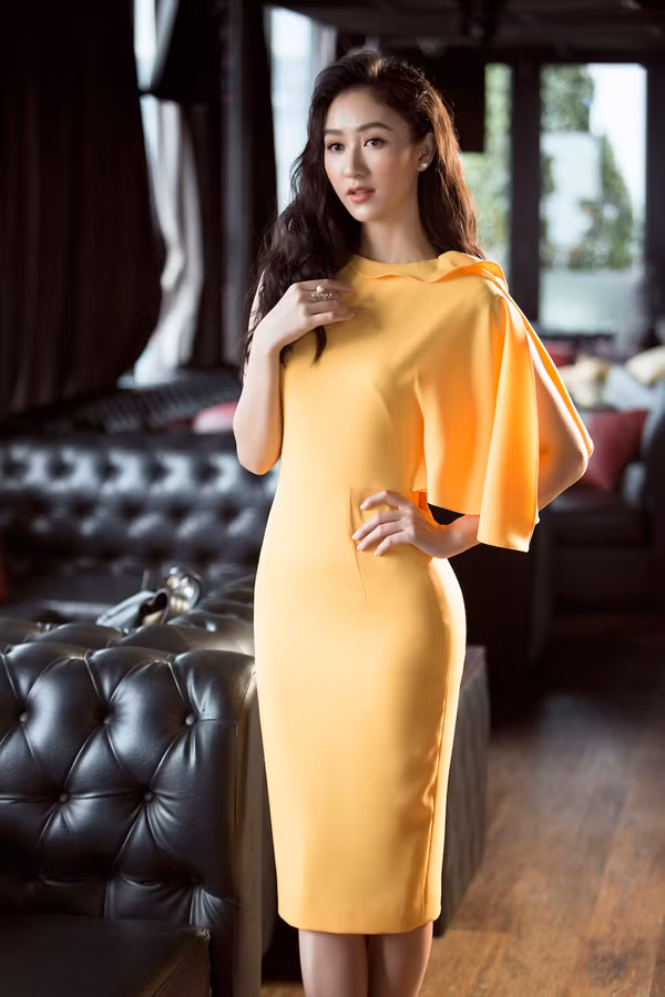 Vẻ sang trọng toát lên qua kỹ thuật cắt, tạo form cũng như từng đường kim mũi chỉ sắc sảo.