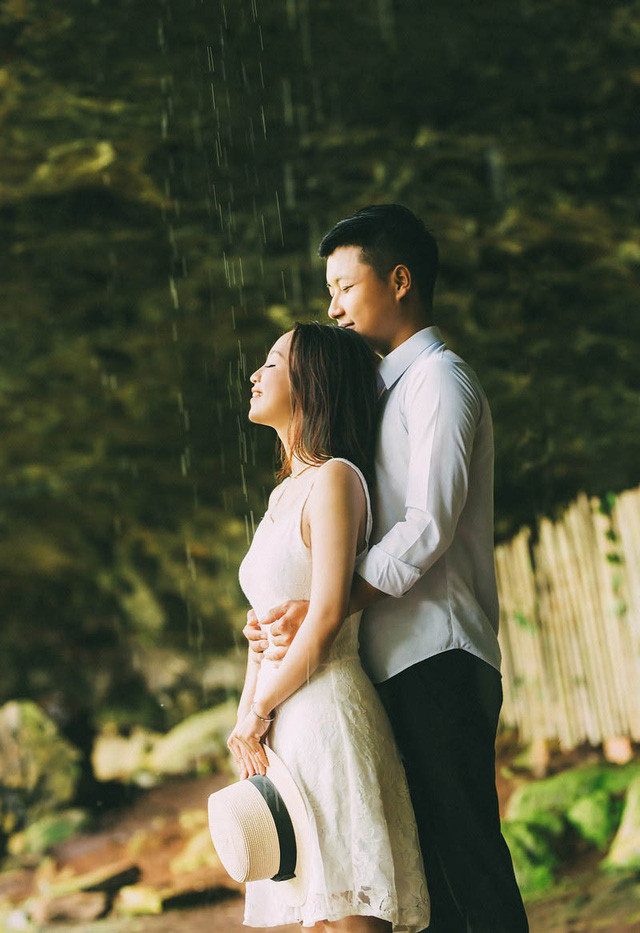 Có những duyên phận trong đời bắt đầu từ sự tình cờ nhưng lại có sức gắn kết đến không ngờ. Như chuyện tình của Mạnh Cường và Lê Ngân (cả hai cùng sinh năm 1995, sinh sống tại Đắk Nông), gặp nhau từ những ngày cả hai còn là cô cậu học trò “ngày hai buổi cắp sách đến trường”. Có những duyên phận trong đời bắt đầu từ sự tình cờ nhưng lại có sức gắn kết đến không ngờ. Như chuyện tình của Mạnh Cường và Lê Ngân (cả hai cùng sinh năm 1995, sinh sống tại Đắk Nông), gặp nhau từ những ngày cả hai còn là cô cậu học trò “ngày hai buổi cắp sách đến trường”.