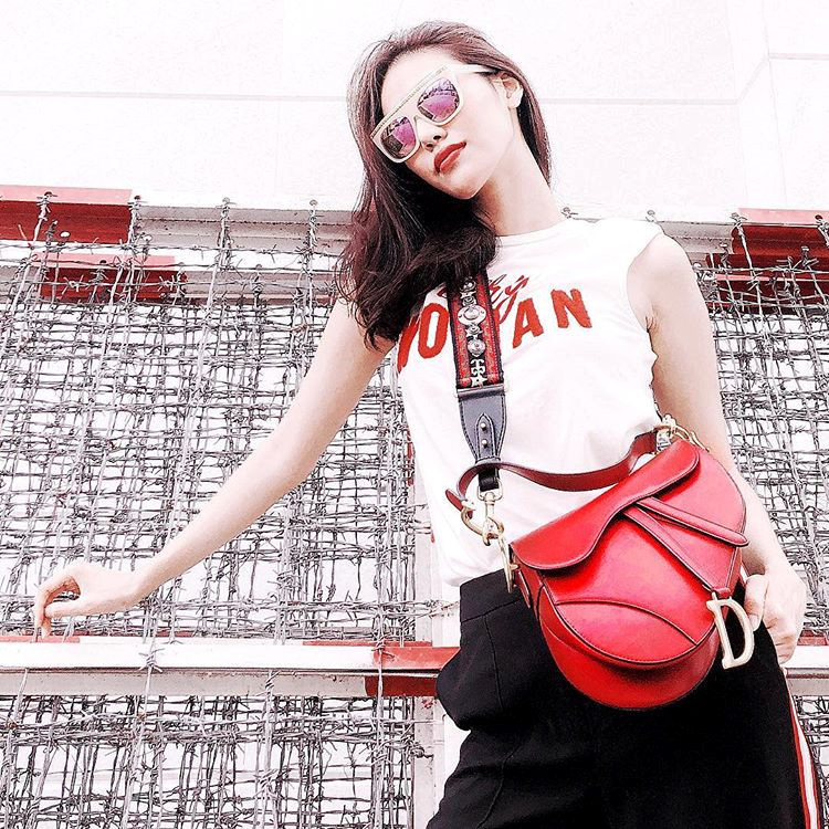  Lan Khuê chọn phong cách đeo chéo năng động, khỏe khoắn hơn, mix cùng trang phục phong cách thể thao.