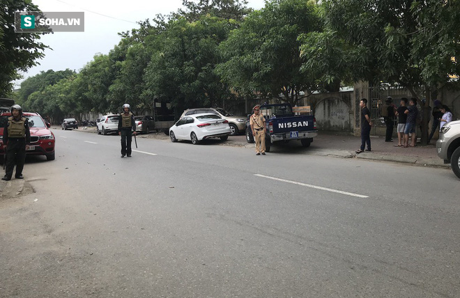 Xung quanh căn nhà đối tượng đang cố thủ được vây chặt.