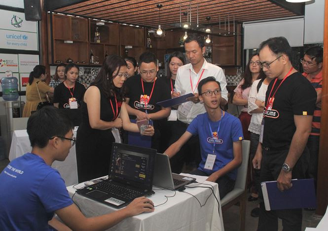  Học sinh thuyết minh ý tưởng sáng tạo của mình trước Ban giám khảo cuộc thi 