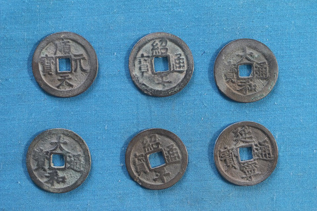 Những đồng tiền cổ vừa được phát hiện ở xã Vĩnh Lộc Những đồng tiền cổ vừa được phát hiện ở xã Vĩnh Lộc