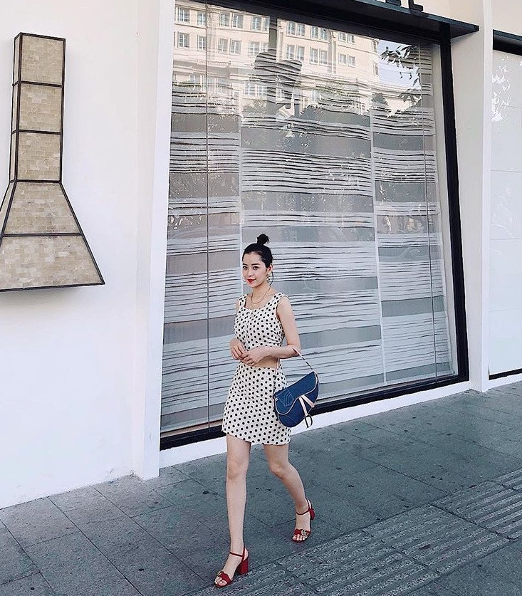 Chi Pu kết hợp túi chất liệu denim với bộ cánh chấm bi, trẻ trung xuống phố.