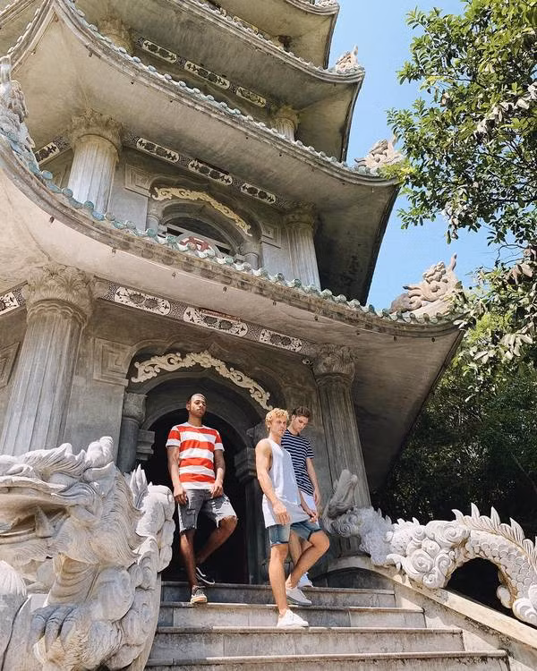 Họ đã dành một tuần tại thành phố du lịch sôi động bậc nhất miền trung Việt Nam, vừa khám phá văn hóa địa phương vừa làm việc. Ngày đầu tiên, họ ghé thăm Ngũ Hành Sơn. Ảnh: Hallenstein Brothers.