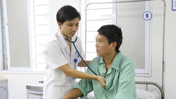  BS Sơn thăm khám lại cho bệnh nhân S.