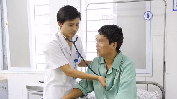  BS Sơn thăm khám lại cho bệnh nhân S.