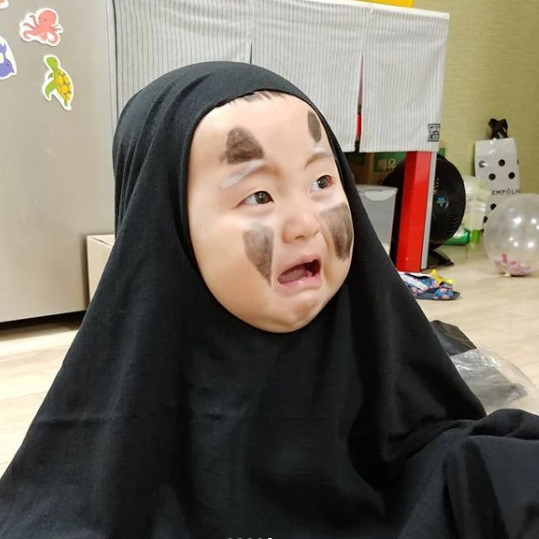 Bên cạnh loạt ảnh mang màu sắc kinh dị, đậm chất Halloween, nhiều bộ trang phục, màn cosplay nhân vật kinh điển hay nổi tiếng theo phong cách hài hước cũng rất "hút like" trên diễn đàn. Ảnh: @yonyoyony. Bên cạnh loạt ảnh mang màu sắc kinh dị, đậm chất Halloween, nhiều bộ trang phục, màn cosplay nhân vật kinh điển hay nổi tiếng theo phong cách hài hước cũng rất