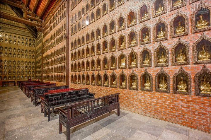 Tường sau, hai hồi và phía trước hai gian hồi, phía ngoài tường xây gạch không trát, phía trong xây các ô nhỏ cao 0,59 m, rộng 0,3m, sâu 0,3m, tất cả có 1.284 ố nhỏ, bên trong đặt 1.284 pho tượng Thích Ca Mâu Ni nhỏ bằng đồng. 