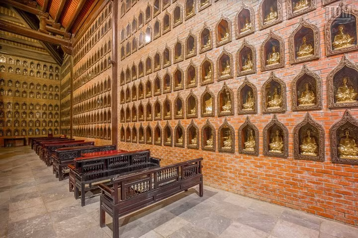 Tường sau, hai hồi và phía trước hai gian hồi, phía ngoài tường xây gạch không trát, phía trong xây các ô nhỏ cao 0,59 m, rộng 0,3m, sâu 0,3m, tất cả có 1.284 ố nhỏ, bên trong đặt 1.284 pho tượng Thích Ca Mâu Ni nhỏ bằng đồng. 