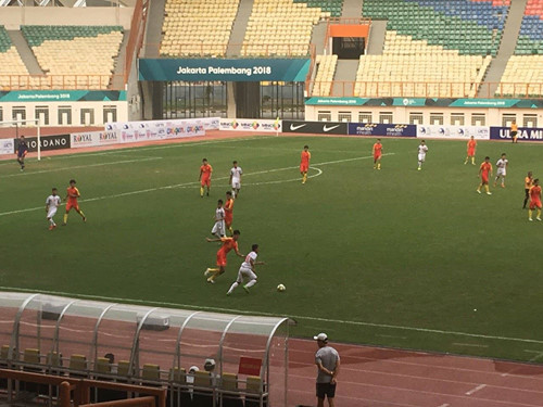 Trận đấu U.19 Việt Nam (trắng) đánh bại Trung Quốc 1-0 nhờ bàn thắng của Nhâm Mạnh Dũng chiều ngày 14.10