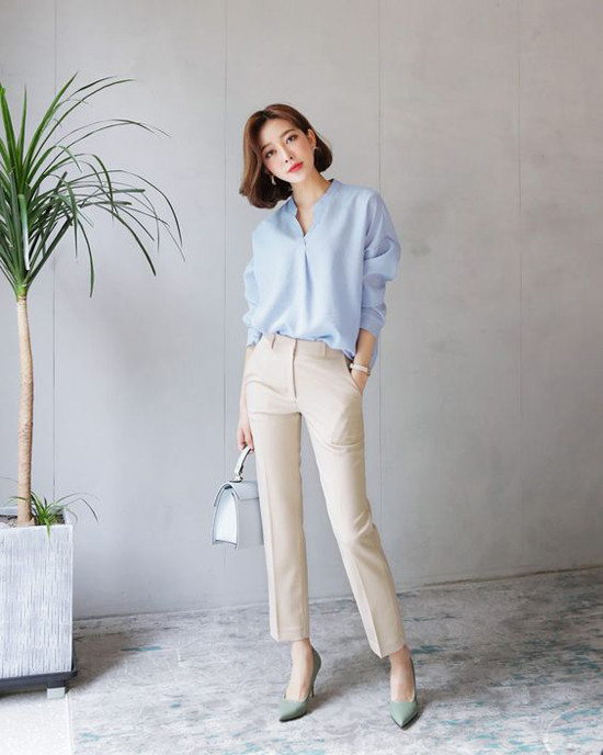 Sắc xanh baby không chỉ 'nịnh da' mà còn khiến người mặc trở nên trẻ trung hơn. Phối cùng mẫu áo cổ trụ là quần âu ống đứng, túi xách tay và giày cao gót kiểu dáng hiện đại. Sắc xanh baby không chỉ 'nịnh da' mà còn khiến người mặc trở nên trẻ trung hơn. Phối cùng mẫu áo cổ trụ là quần âu ống đứng, túi xách tay và giày cao gót kiểu dáng hiện đại.