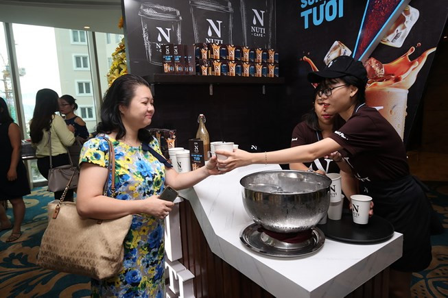 Nutifood mới đây đã chính thức ra mắt Cà phê sữa đá tươi có sự khác biệt rất lớn so với các sản phẩm cà phê hòa tan đã có mặt trên thị trường.