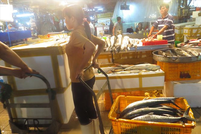 Phận nữ kéo cá thuê sợ nhất những ngày bị ốm