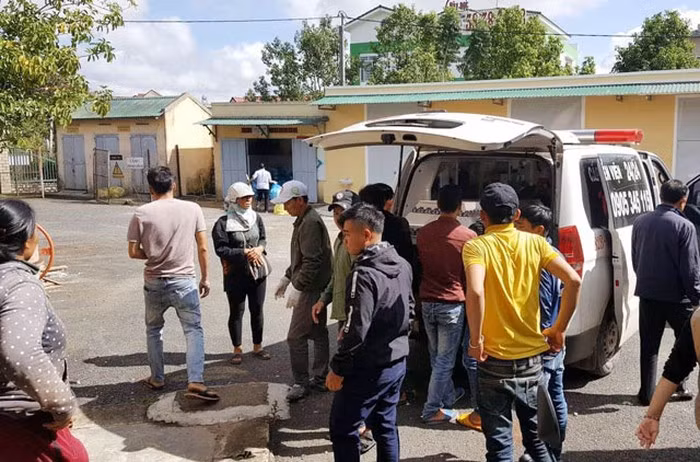 Gia đình đưa nạn nhân về quê an táng.