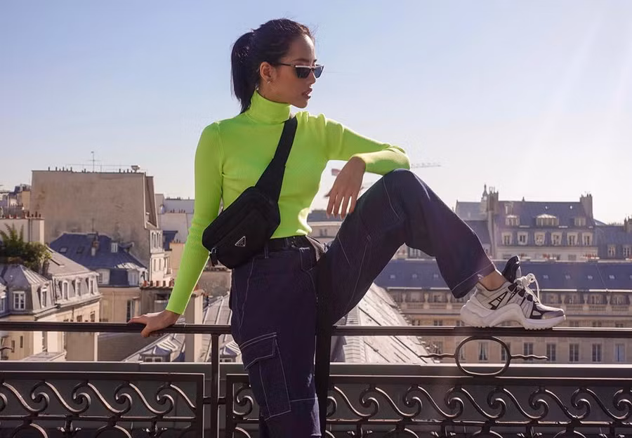 Các tín đồ thời trang thế giới lăng xê nhiệt tình trang phục xanh neon, đơn cử như chị em nhà Kim Kardashian và Blake Lively. Diện áo cổ lộ với gam màu chói lóa, 9X phối hợp ăn ý cùng quần jean túi hộp, giày sneaker đế thô. Chiếc beltbag đeo chéo cùng mắt kính quai mảnh của Khánh Linh là hai item được nhiều sao trưng dụng trong mùa mốt năm nay. 