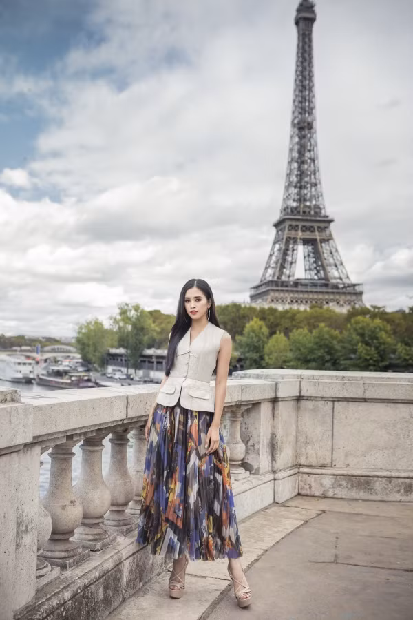 Nhân chuyến công tác tại Paris vào đầu tháng 10 vừa qua, Hoa hậu Trần Tiểu Vy dành thời gian khám phá thủ đô của nước Pháp. Đây là lần đầu tiên người đẹp 18 tuổi được đi du lịch kết hợp công việc.