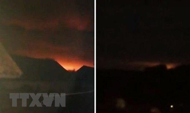  Khói lửa bốc lên ngùn ngụt tại hiện trường vụ nổ kho vũ khí của quân đội Ukraine, cách thủ đô Kiev 176km về phía đông ngày 9/10/2018. (Ảnh: Borshch 1/TTXVN)