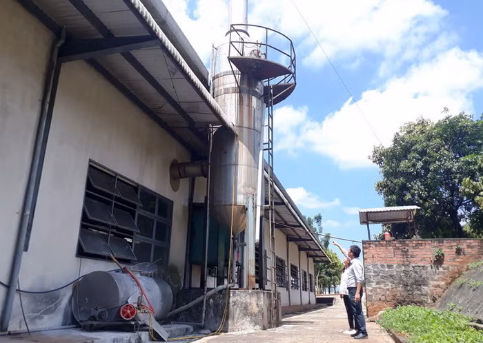 Tháp khử mùi sơ cấp của Xí nghiệp chế biến cao su K’Dang không thể xử lý triệt để mùi hôi mủ cao su