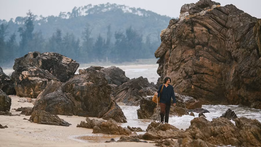 Trong phim “Người bất tử” có các địa danh ở Hà Nội, Hà Nam, Hưng Yên, Quảng Bình, Thành phố Hồ Chí Minh, Tiền Giang, Đồng Nai… với địa hình đa dạng từ đồng bằng, thung lũng, thảo nguyên đến đường rừng, hang động, biển.