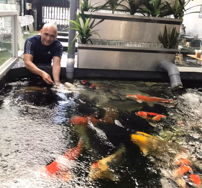 Bên cạnh đó, anh thiết kế thành bể khá vừa tầm để ai cũng có thể dễ dàng chơi với cá.