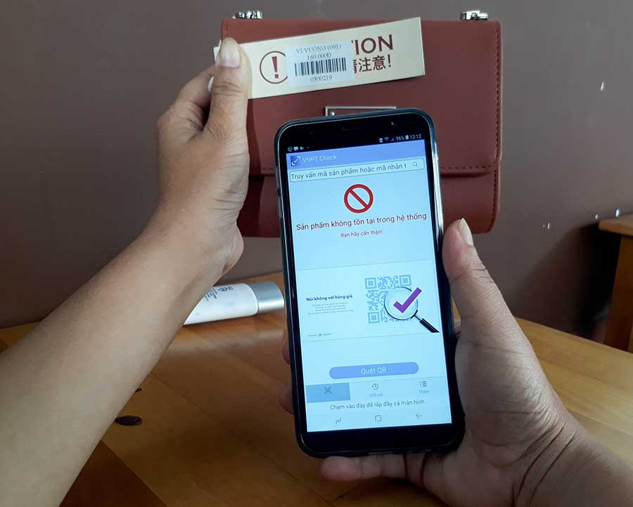  Người tiêu dùng có thể nhận diện hàng giả sau khi quét mã QR. Ảnh: T.D