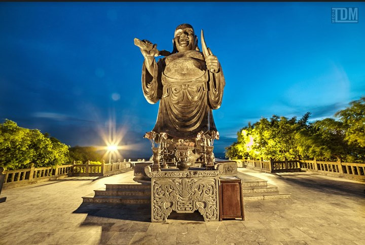  Tượng Phật Di Lặc đặt trên đỉnh đồi cao nhất trong khu chùa, cao khoảng 100m so với sân chùa. Đó là Phật Vị Lai, đúc bằng đồng ở tư thế hóa thân thành Hòa thượng đi hành khất. Bức tượng tạo hình Phật bằng đồng, nặng 80 tấn, cao 10 m, an vị trên ngọn đồi của chùa Bái Đính được Trung tâm sách kỷ lục Việt Nam - Vietkings công nhận là tượng Di Lặc lớn nhất nước.