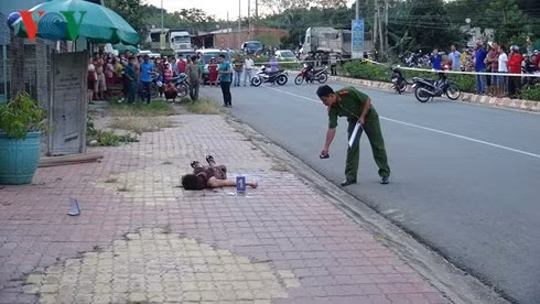  Hiện trường nơi nạn nhân đuổi theo tên cướp rồi gục ngã.