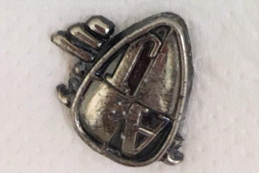 Dị vật là chiếc logo quần được lấy ra Dị vật là chiếc logo quần được lấy ra