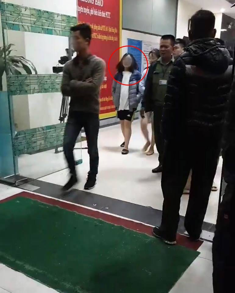 Nữ sinh kể sau khi sinh, con đã chết nên ném xuống sân chung cư. Nữ sinh kể sau khi sinh, con đã chết nên ném xuống sân chung cư.