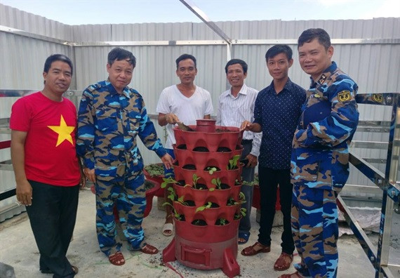 Anh Nguyễn Văn Cường (ngoài cùng bên trái) trong chuyến đi thử nghiệm hệ sinh thái hữu cơ trên Quần đảo Trường Sa. (Ảnh: Viện nghiên cứu và ứng dụng Nông nghiệp hữu cơ)