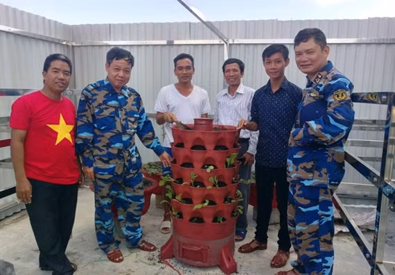 Anh Nguyễn Văn Cường (ngoài cùng bên trái) trong chuyến đi thử nghiệm hệ sinh thái hữu cơ trên Quần đảo Trường Sa. (Ảnh: Viện nghiên cứu và ứng dụng Nông nghiệp hữu cơ)