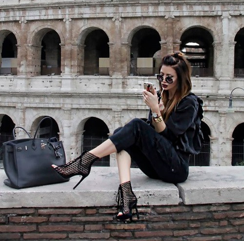 "Bà ngoại sành điệu" nhận được nhiều lời mời chụp hình, làm người mẫu ảnh cho các nhãn hàng.