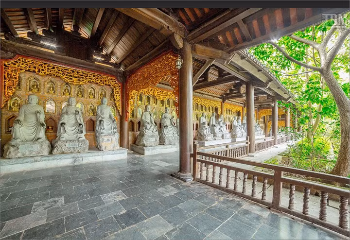 Hành lang La Hán được thiết kế hoàn toàn bằng gỗ, các vì kèo mái được kết cấu kiểu giá chiêng chồng giường con nhị, gồm 2 dãy, dài 3.400m với 250 gian, mỗi gian có kích thước 4,5m x 4,5m. Dọc hai hành lang tả, hữu đặt 500 pho tượng La Hán tạc bằng đá nguyên khối, do các nghệ nhân làng nghề đá Ninh Vân (Hoa Lư – Ninh Bình) chế tác. 