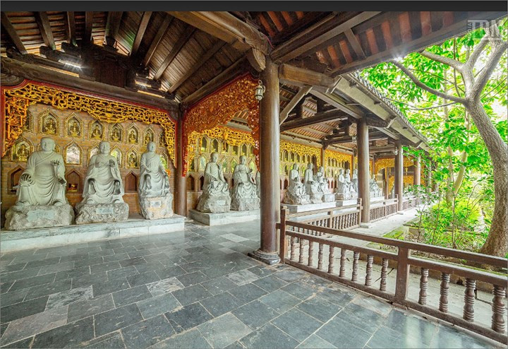 Hành lang La Hán được thiết kế hoàn toàn bằng gỗ, các vì kèo mái được kết cấu kiểu giá chiêng chồng giường con nhị, gồm 2 dãy, dài 3.400m với 250 gian, mỗi gian có kích thước 4,5m x 4,5m. Dọc hai hành lang tả, hữu đặt 500 pho tượng La Hán tạc bằng đá nguyên khối, do các nghệ nhân làng nghề đá Ninh Vân (Hoa Lư – Ninh Bình) chế tác. 