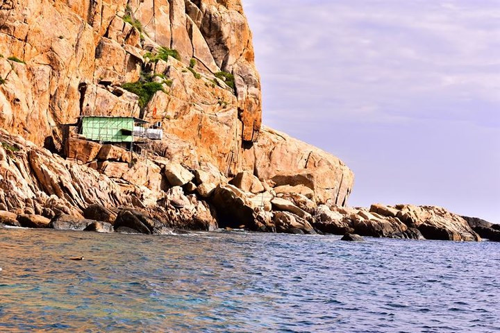 Chòi của ngư dân dựng chênh vênh trên vách đá.