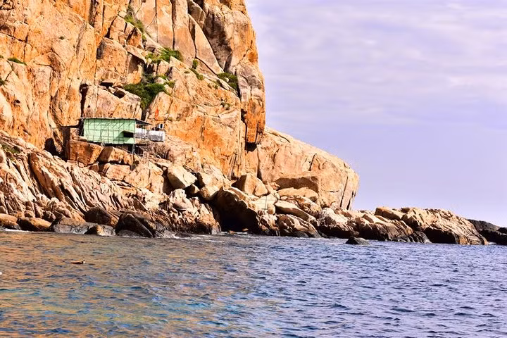 Chòi của ngư dân dựng chênh vênh trên vách đá.