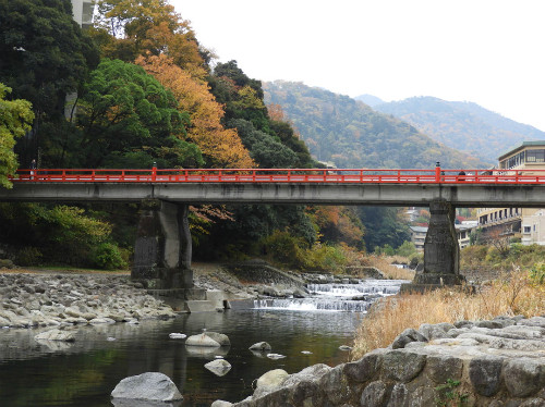 Cảnh dòng sông êm đềm dưới chân cầu Ajisai Bashi vào mùa thu. Ảnh: Saki. Cảnh dòng sông êm đềm dưới chân cầu Ajisai Bashi vào mùa thu. Ảnh: Saki.