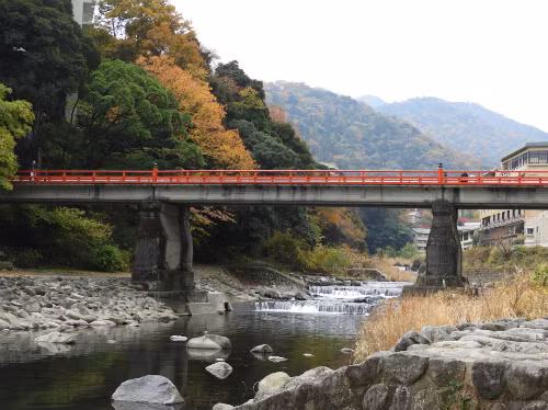  Cảnh dòng sông êm đềm dưới chân cầu Ajisai Bashi vào mùa thu. Ảnh: Saki.