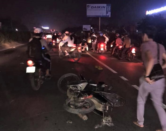 Vụ tai nạn liên hoàn xảy ra lúc 19h ngày 7/10 trên quốc lộ 5. Ảnh: Tiến Đạt. Vụ tai nạn liên hoàn xảy ra lúc 19h ngày 7/10 trên quốc lộ 5. Ảnh: Tiến Đạt.