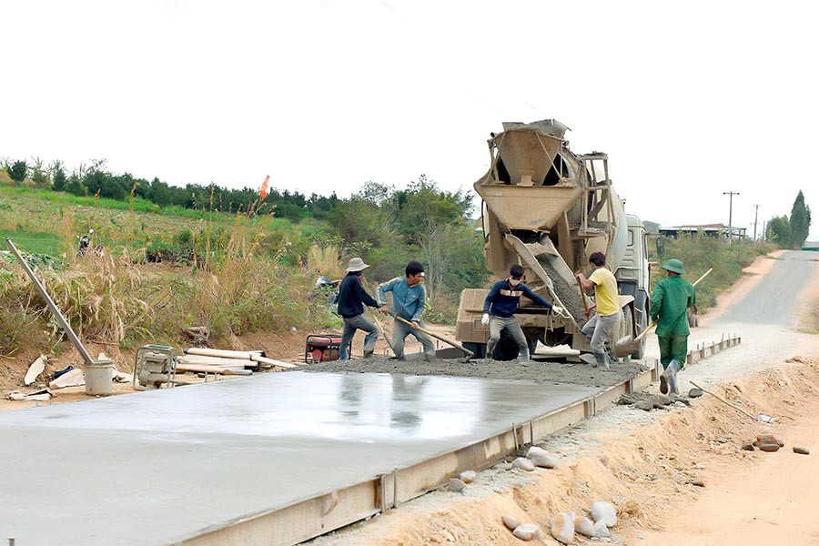  Làm đường giao thông nông thôn ở huyện Kông Chro. Ảnh: Đ.T