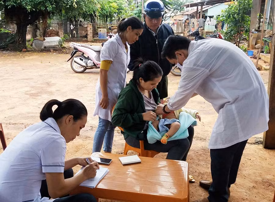  Khám bệnh da liễu cho người dân tại cơ sở. Ảnh: Như Nguyện